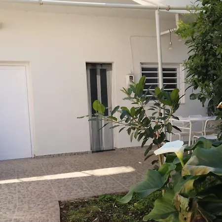 Seaside House With Garden 펜션 데르베니