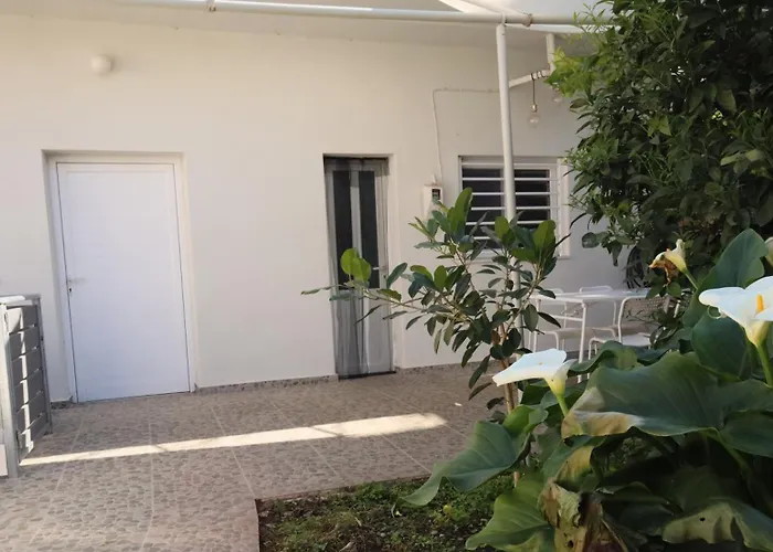 Seaside House With Garden 펜션 데르베니